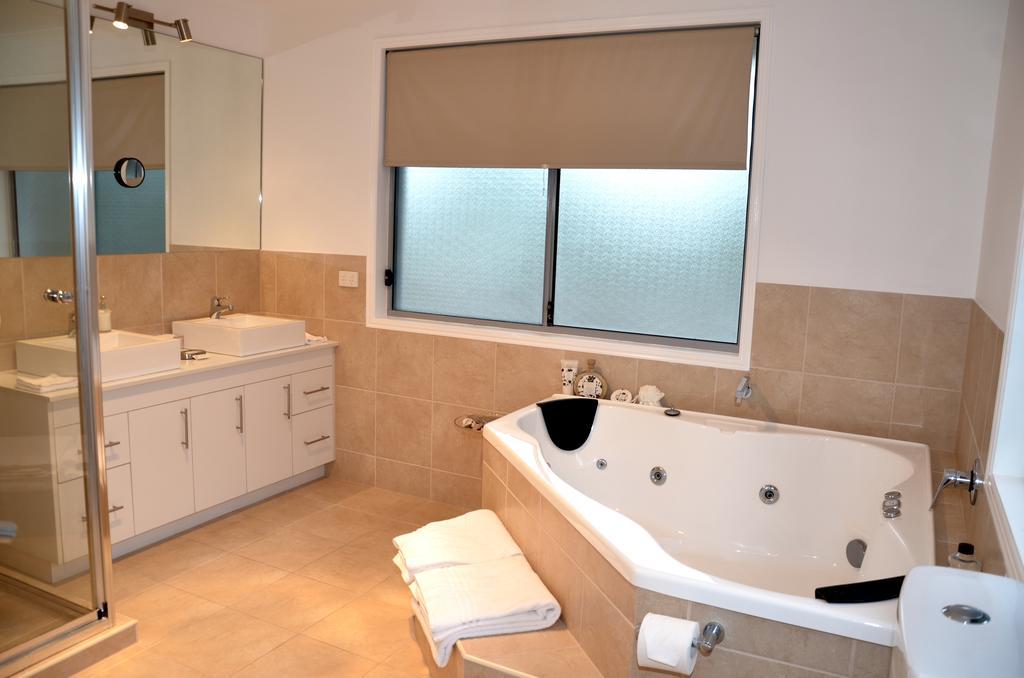 Zimmer mit Queensize-Bett und Whirlpool-Badewanne - Brighton